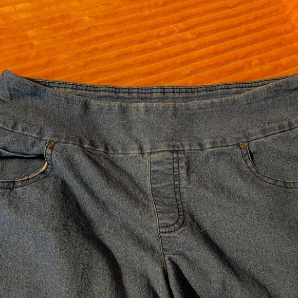 Time and Tru Women's Denim Capris - Medium Blue - Picture 4 of 7